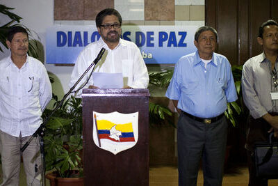 Jairo Martinez (2e à droite)