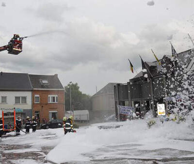Les pompiers devant la maison communale de Denderleeuw.