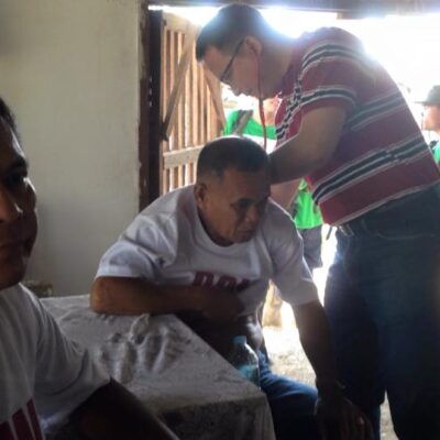 Les deux gardiens (en t-shirt POW!), un médecin et les guérilleros