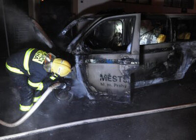 La voiture de police incendiée à Prague