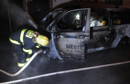 La voiture de police incendiée à Prague