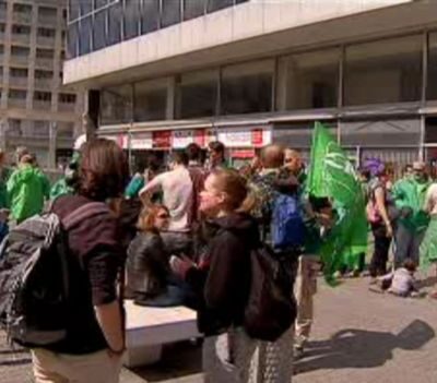 Des manifestants contre l'ouverture des magasins le dimanche.