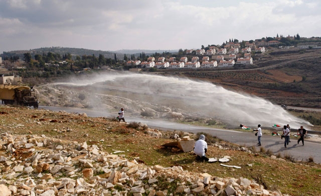 Dispersion de manifestants à Gaza à l'aide de la skunk.