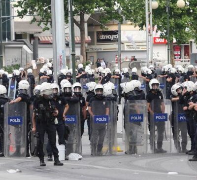 La police interdit l'accès à la Place Taksim.