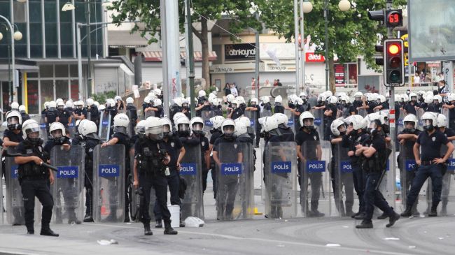 La police interdit l'accès à la Place Taksim. La police interdit l'accès à la Place Taksim.