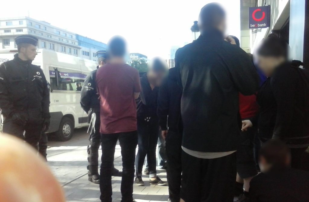 Les manifestants contrôlés et fichés à Arts-Loi.