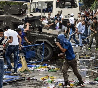 Emeutes à Diyarbakir suite à deux explosions visant le HDP.