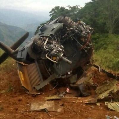 La carcasse de l'hélicoptère abattu