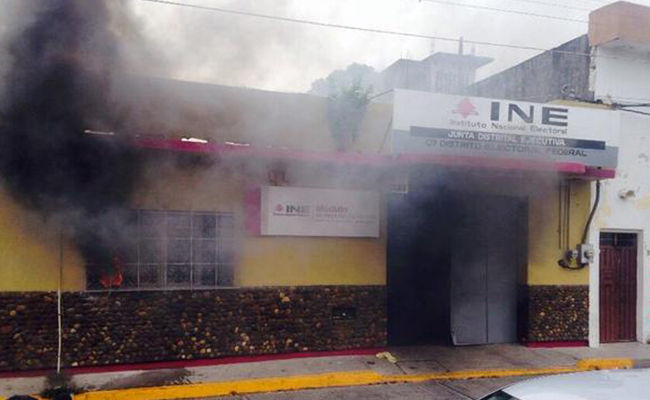 incendie d'un siège de l'INE à Tehuantepec (Oaxaca)