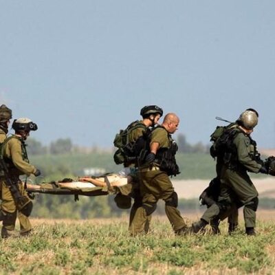 Izeddin Gara, blessé, est emmené par les militaires