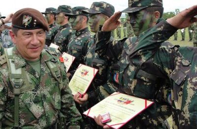 Le général Juan Pablo Rodriguez diplômant des spécialistes de la contre-guérilla