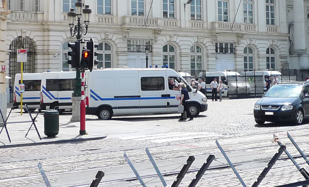 Des CRS français déployés sur la Place Royale.