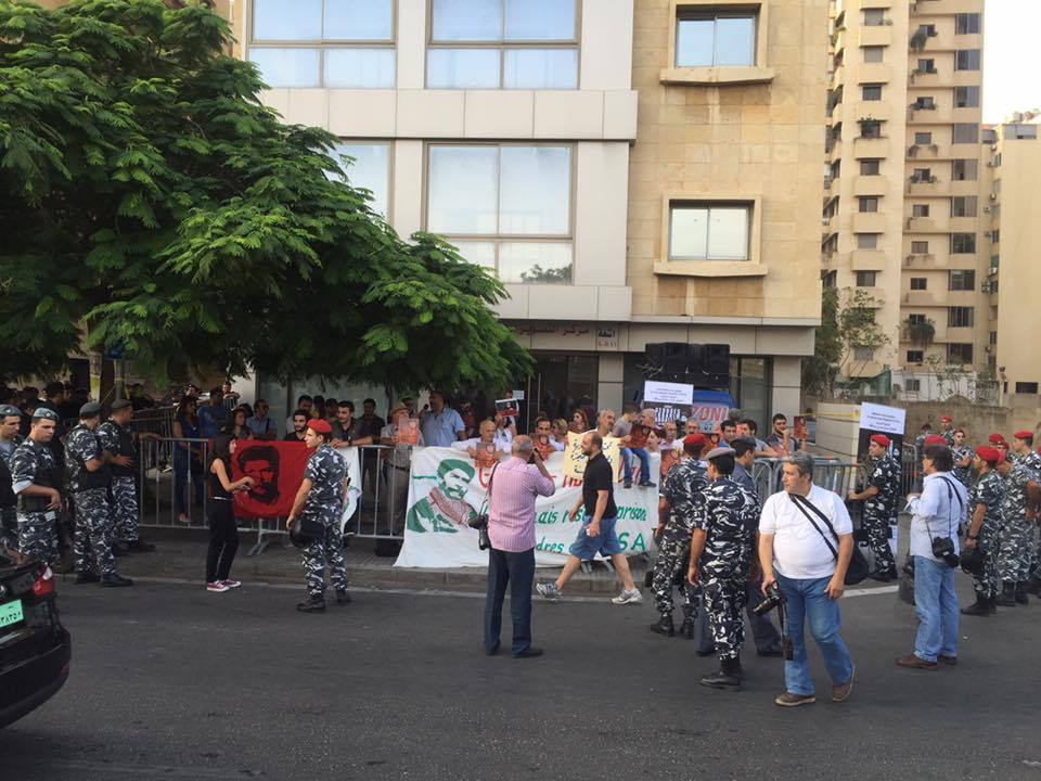 Rassemblement devant l'ambassade de France