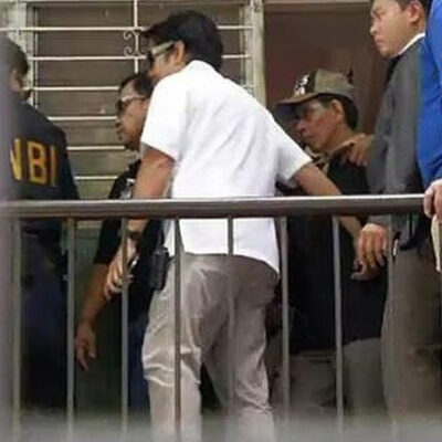 Le général Palparan (casquette beige) entouré de policiers