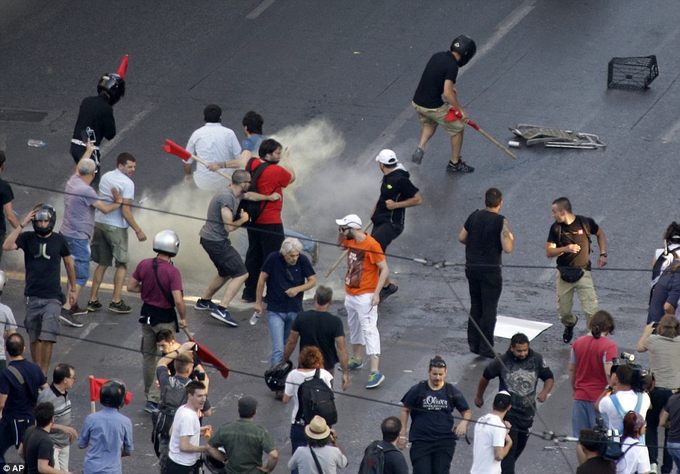 Des manifestants affrontent la police à la Place Syntagma (archive) Des manifestants affrontent la police à la Place Syntagma (archive)