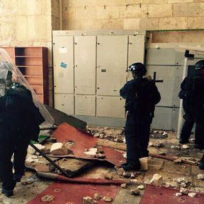 Des policiers israéliens ce dimanche matin dans la mosquée al-Aqsa