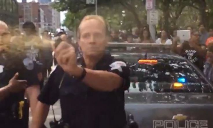 Un des policiers présents sur place a utilisé du gaz poivre pour tenter de disperser la foule