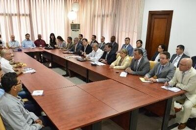 Les délégations des FARC (à gauche) et du gouvernement (à droite) à La Havane