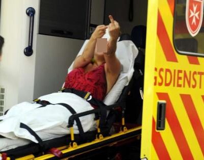 Une contre-manifestante, légèrement blessée, montre aux fascistes tout le bien qu'elle pense d'eux