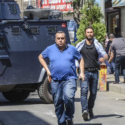 La police bouclant le lieu de l'embuscade à Diyarbakir.