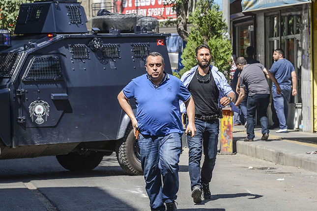 La police bouclant le lieu de l'embuscade à Diyarbakir. La police bouclant le lieu de l'embuscade à Diyarbakir.