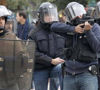 Un tir au flash-ball à Nantes, en 2009