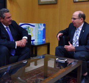 Les ministres de la défense grec et israélien.