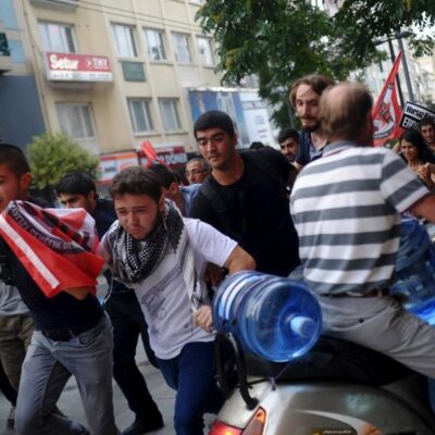 Reflux des manifestants après une charge de police ce samedi à Istanbul