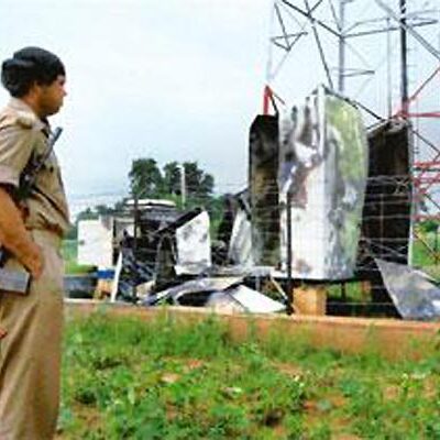 Une tour-relais de téléphonie dynamitée par les maoistes (ici dans le district de Muzaffarpur de l'état de Bihar)