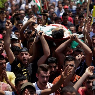 La dépouille de Mohamed Ahmed Alauna portée par la foule palestinienne