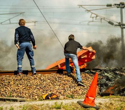 Les marins grévistes de MyFerryLink bloquant les voies de l'Eurostar