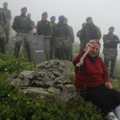 Une villageoise lors d'un blocage du chantier