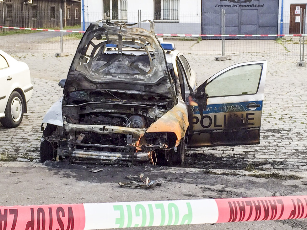 Une patrouilleuse incendiée en Tchéquie.