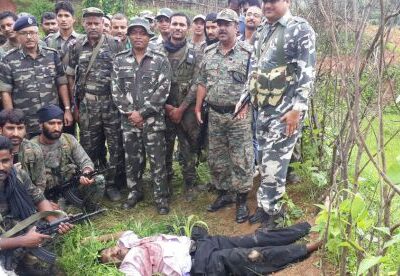 Membres de la contre-guérilla prenant la pose devant la dépouille de Sylvester Minz
