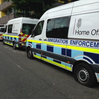 Quelques fourgons aux pneus crevés