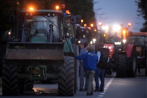 Blocages à l'aide de nombreux tracteurs.