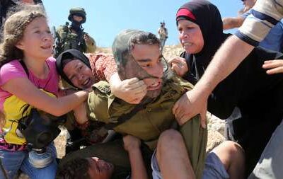 Le militaire cramponné à son jeune prisonnier