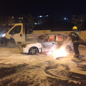 La voiture en feu à Beit Hanina