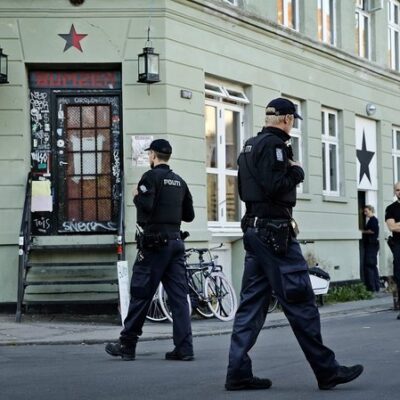 Policiers danois devant le BumZen