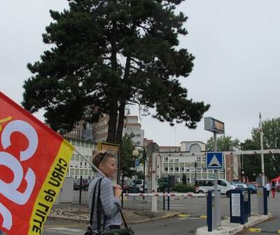 Devant la direction générale du centre hospitalier régional de Lille