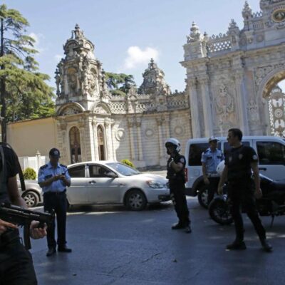 La police turque boucle le palais ottoman de Dolmabahçe