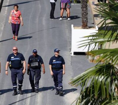 Police et palmiers à Tel-Aviv sur Seine.
