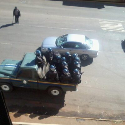 L'un des fourgons assiégeant la ZCTU.