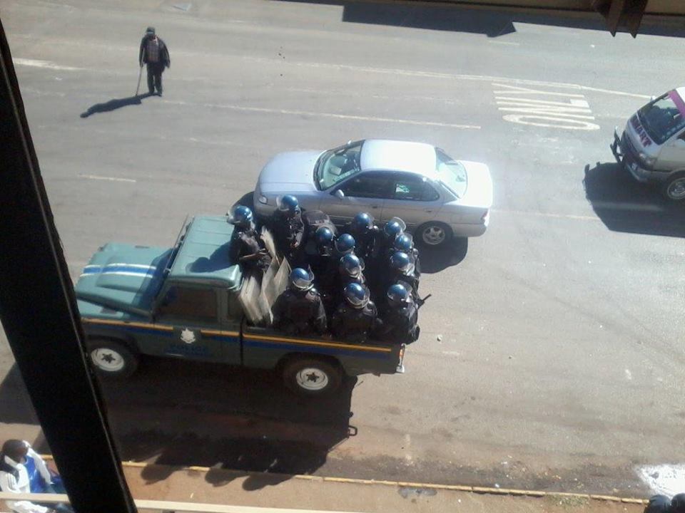 L'un des fourgons assiégeant la ZCTU.