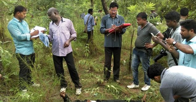 Fonctionnaires de police sur les lieux de la prétendue fusillade
