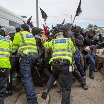 Les antifas tentent de percer un cordon policier