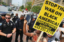 Devant le tribunal, lors de la première audience pénale 