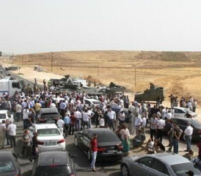 Le convoi de l'HDP bloqué par les militaires sur la route de Cizre