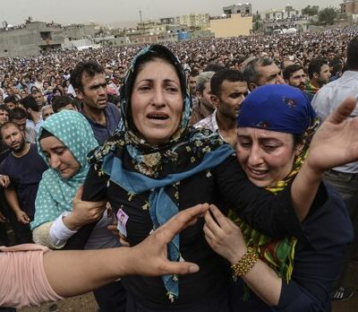 La foule aux funérailles à Cizre