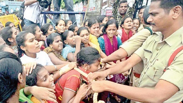 Policiers vs étudiants à Visakhapatnam